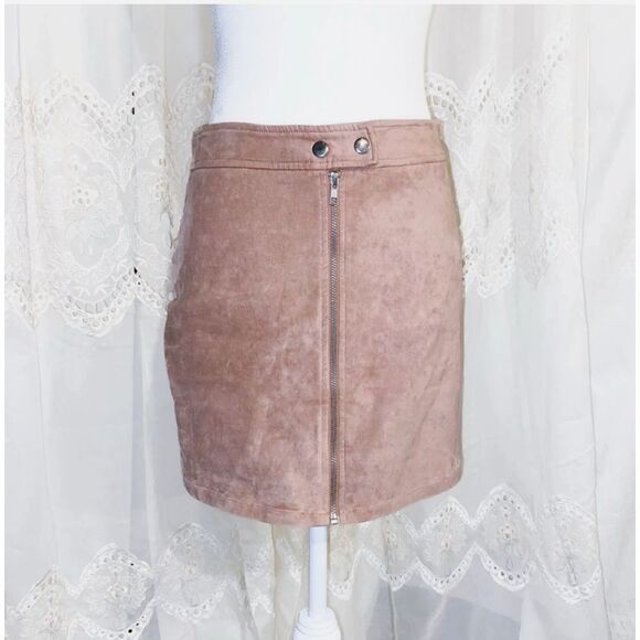 Kendall & Kylie Dresses & Skirts - Kendall & Kylie skirt size small faux suede skirt tan zip up mini skirt